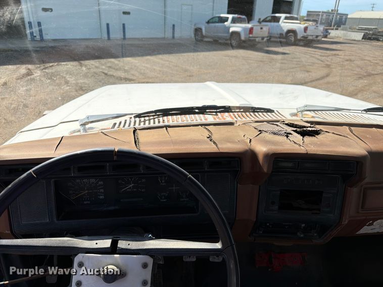 image for item FK3012 1982 Ford F700 flatbed truck