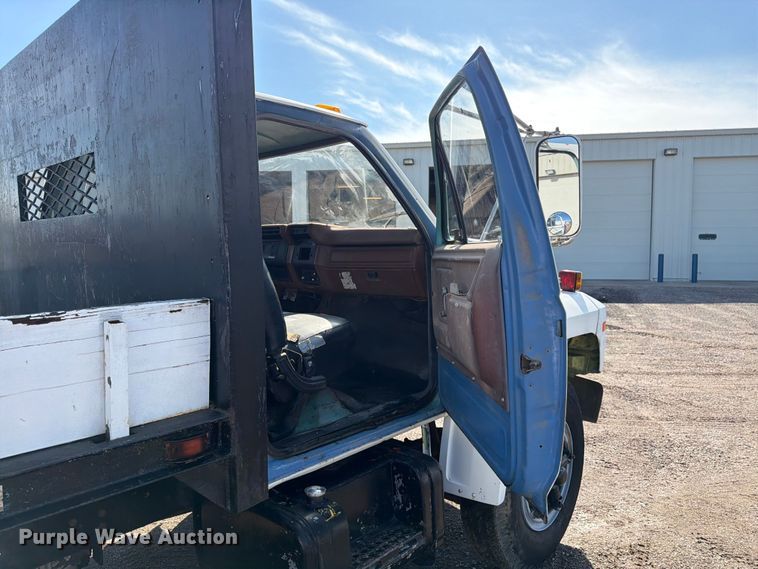 image for item FK3012 1982 Ford F700 flatbed truck