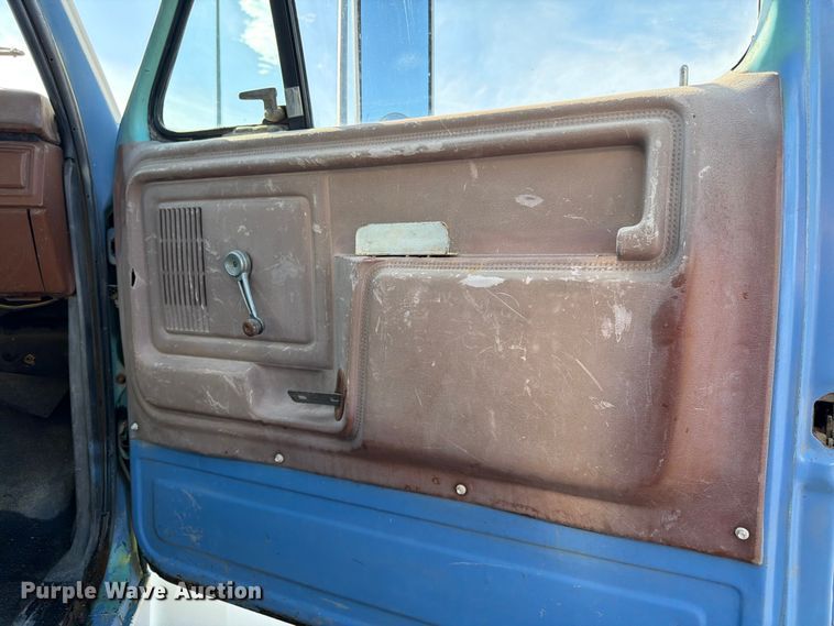 image for item FK3012 1982 Ford F700 flatbed truck