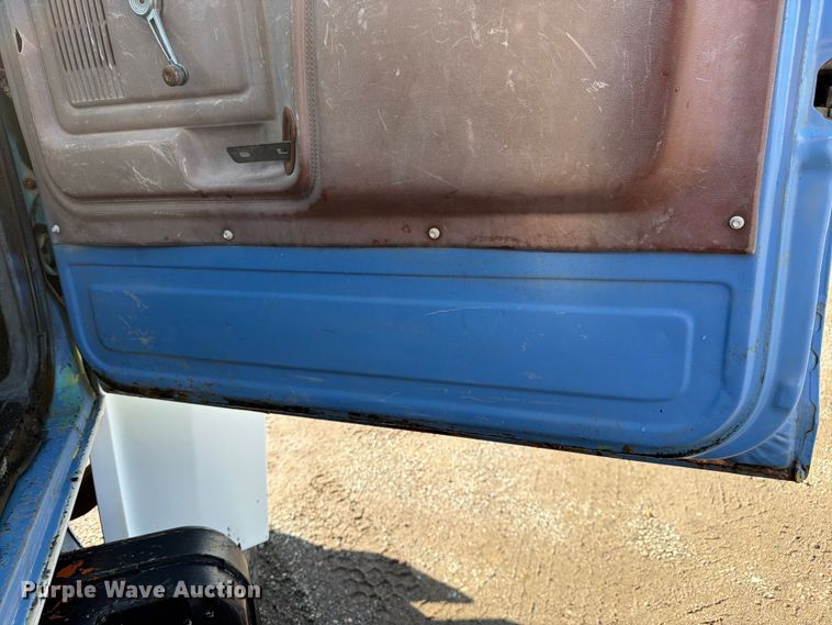 image for item FK3012 1982 Ford F700 flatbed truck