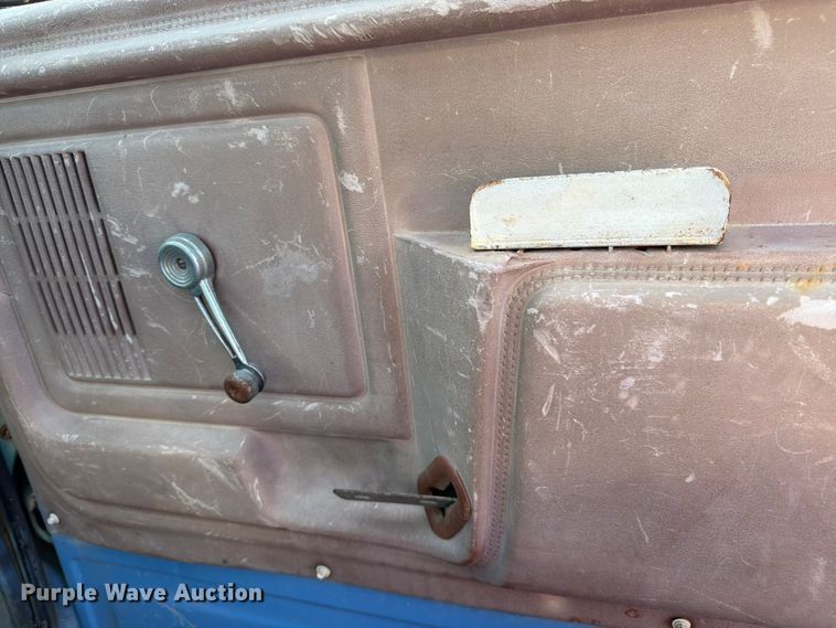 image for item FK3012 1982 Ford F700 flatbed truck