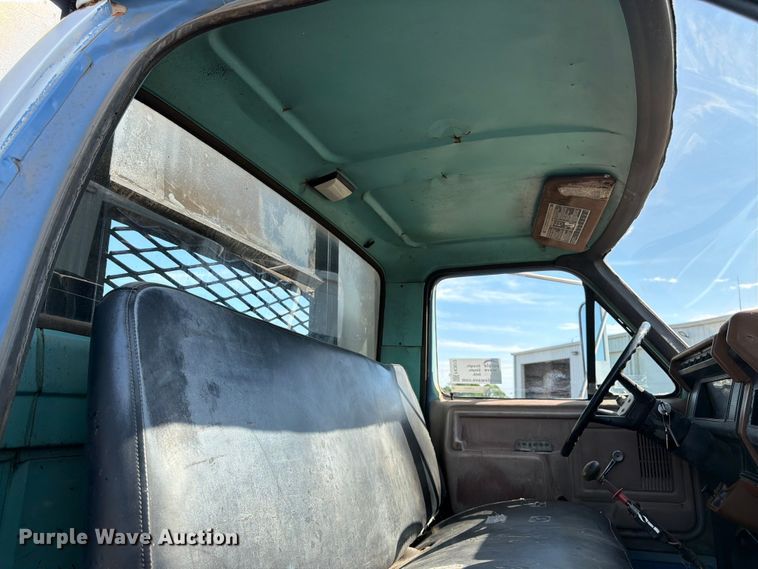 image for item FK3012 1982 Ford F700 flatbed truck