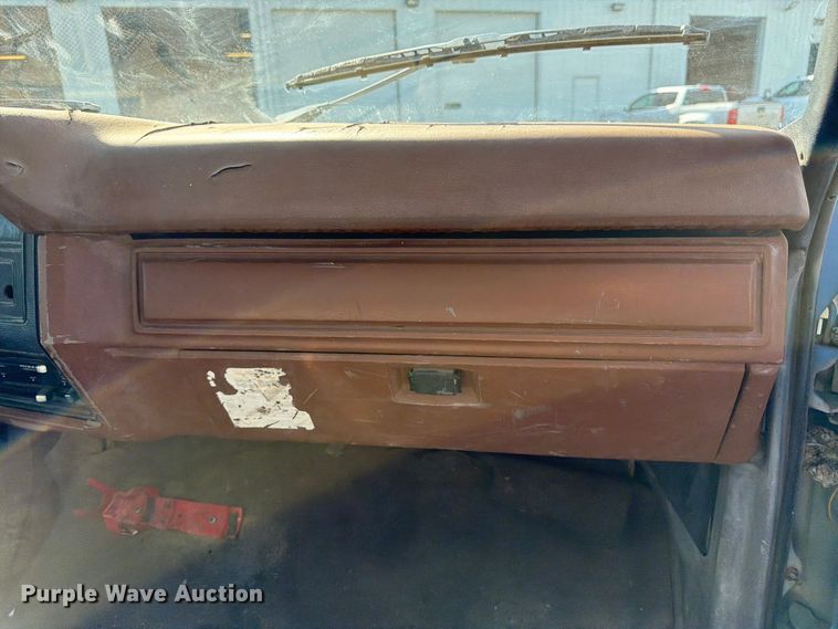 image for item FK3012 1982 Ford F700 flatbed truck
