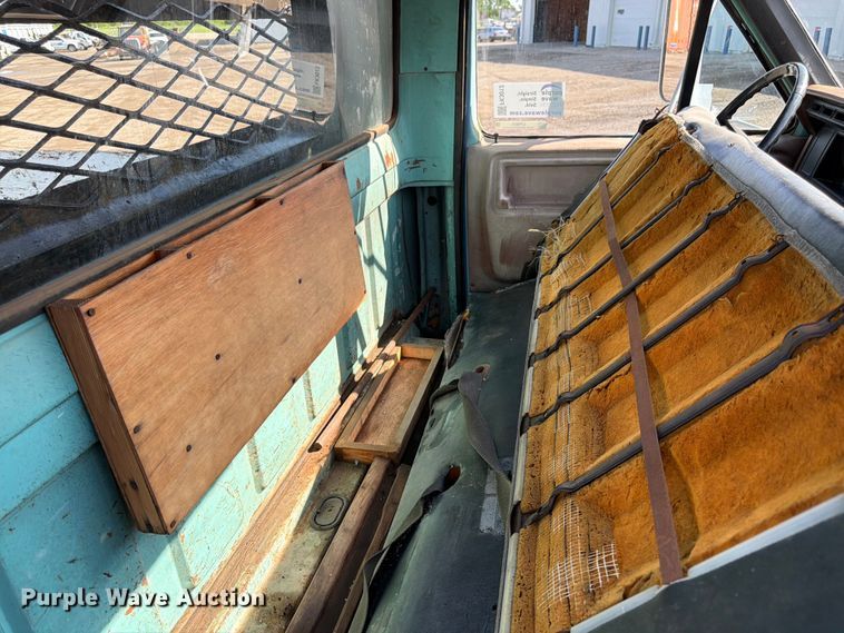 image for item FK3012 1982 Ford F700 flatbed truck
