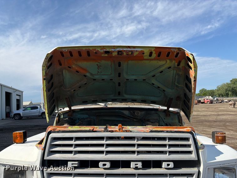 image for item FK3012 1982 Ford F700 flatbed truck