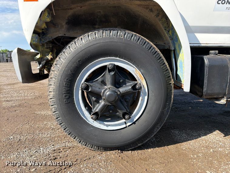 image for item FK3012 1982 Ford F700 flatbed truck