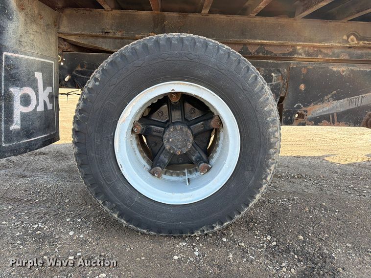 image for item FK3012 1982 Ford F700 flatbed truck