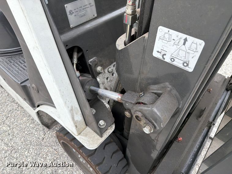 image for item FK4538 2017 UniCarriers CFS40 forklift