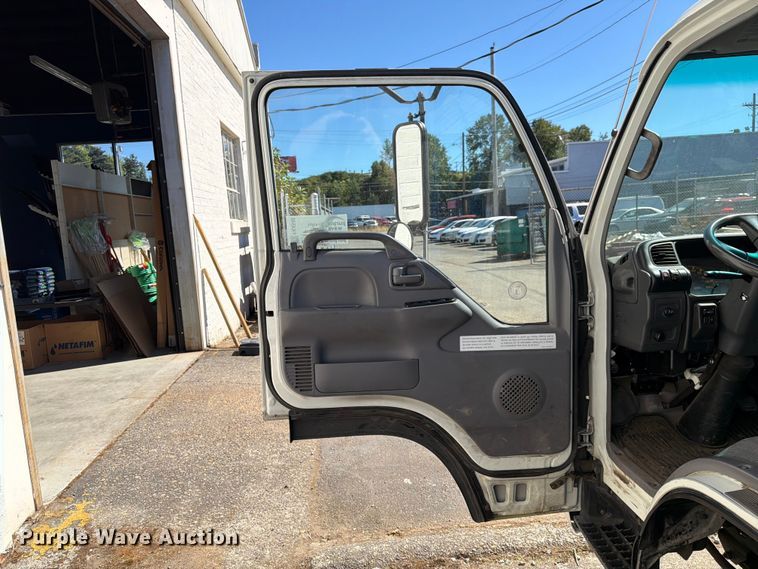 image for item FK4548 2006 Isuzu NPR flatbed truck