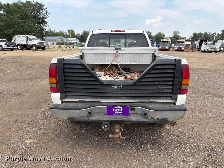 image for item FM7580 2002 GMC Sierra 2500HD Crew Cab pickup truck