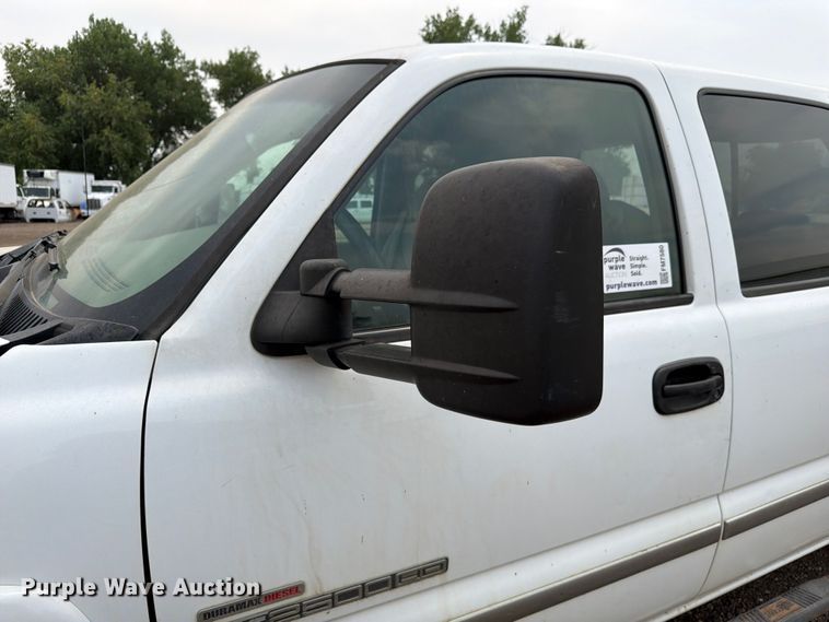 image for item FM7580 2002 GMC Sierra 2500HD Crew Cab pickup truck