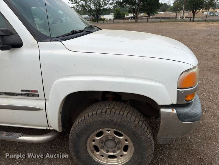 image for item FM7580 2002 GMC Sierra 2500HD Crew Cab pickup truck