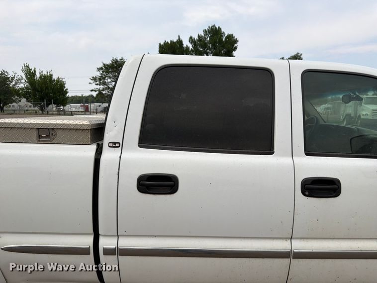 image for item FM7580 2002 GMC Sierra 2500HD Crew Cab pickup truck