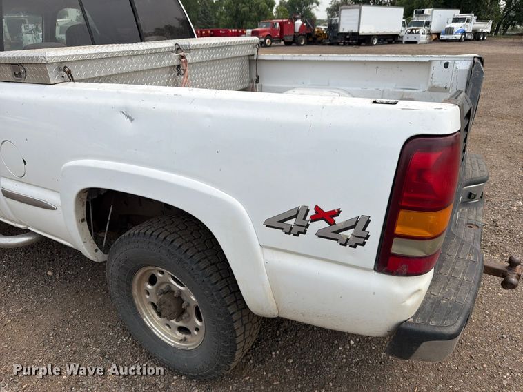 image for item FM7580 2002 GMC Sierra 2500HD Crew Cab pickup truck