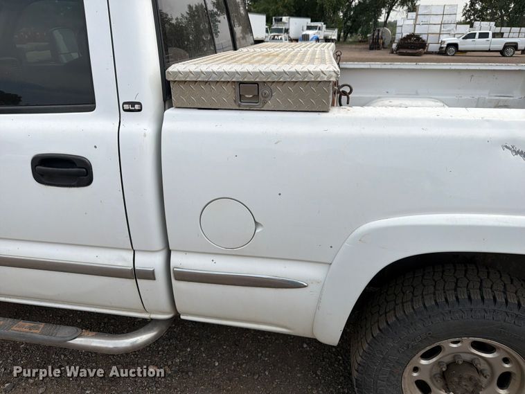 image for item FM7580 2002 GMC Sierra 2500HD Crew Cab pickup truck
