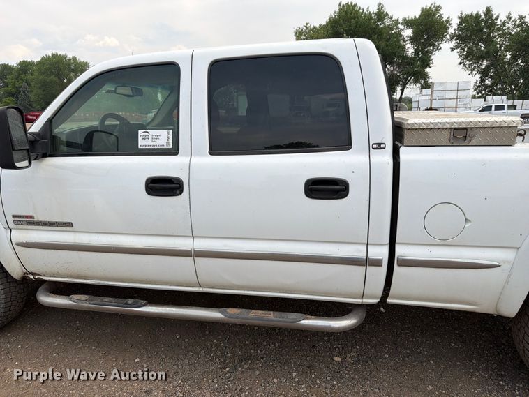 image for item FM7580 2002 GMC Sierra 2500HD Crew Cab pickup truck