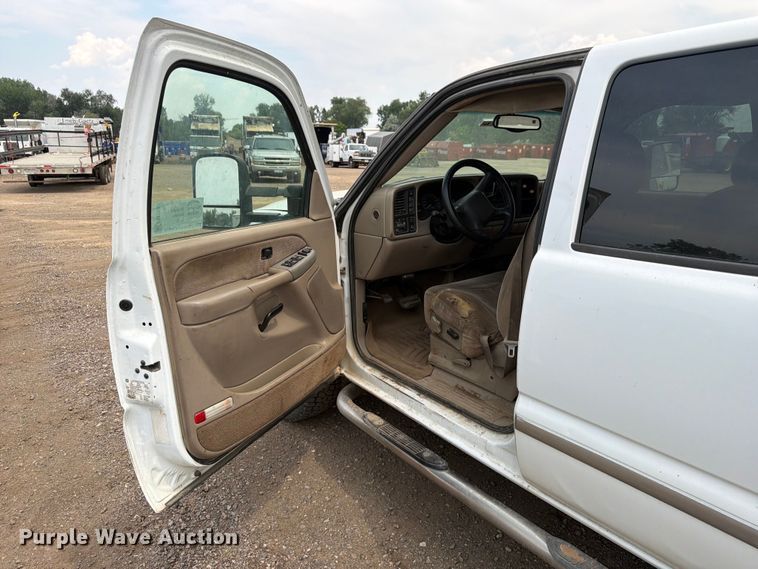 image for item FM7580 2002 GMC Sierra 2500HD Crew Cab pickup truck
