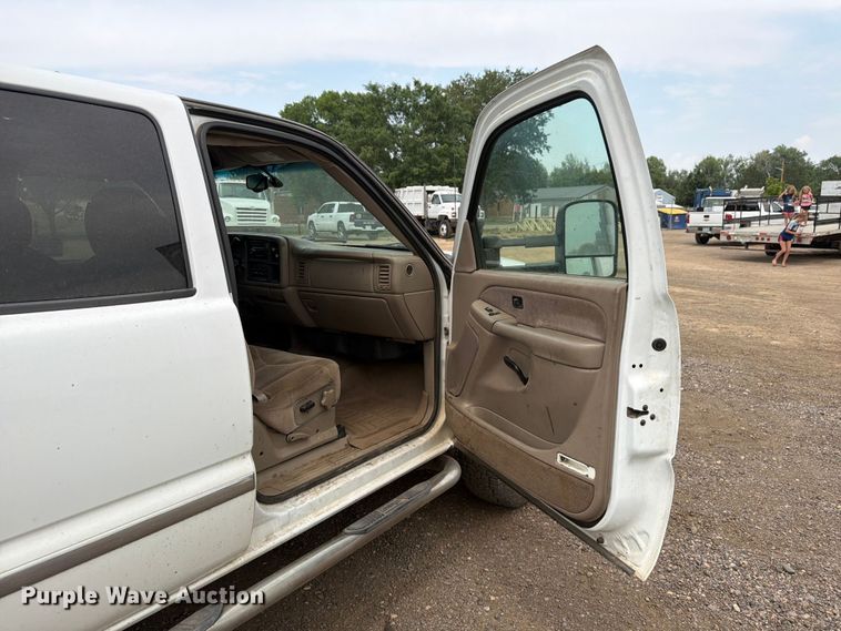 image for item FM7580 2002 GMC Sierra 2500HD Crew Cab pickup truck