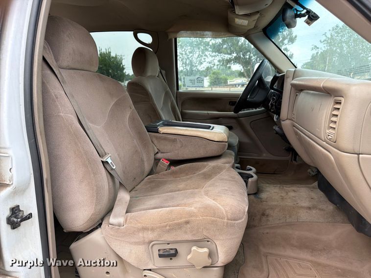 image for item FM7580 2002 GMC Sierra 2500HD Crew Cab pickup truck
