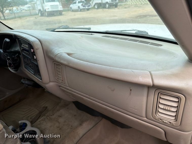image for item FM7580 2002 GMC Sierra 2500HD Crew Cab pickup truck