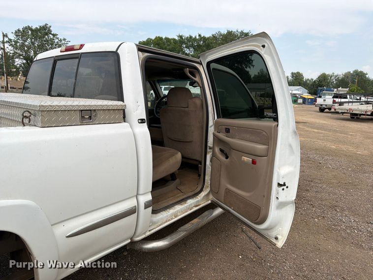 image for item FM7580 2002 GMC Sierra 2500HD Crew Cab pickup truck