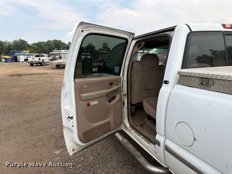 image for item FM7580 2002 GMC Sierra 2500HD Crew Cab pickup truck