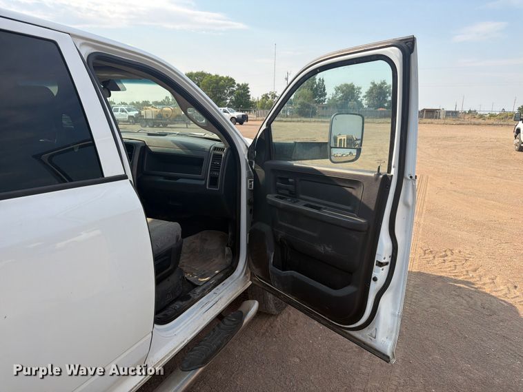 image for item FM7582 2017 RAM 3500 Crew Cab flatbed pickup truck