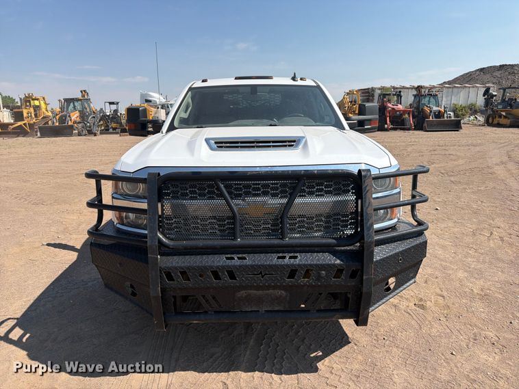 image for item FM7585 2019 Chevrolet Silverado 3500HD Crew Cab flatbed pickup truck