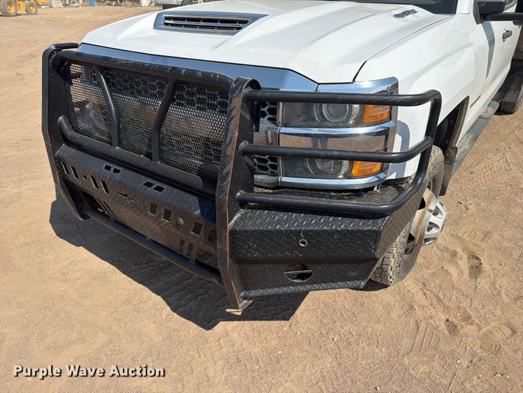 image for item FM7585 2019 Chevrolet Silverado 3500HD Crew Cab flatbed pickup truck
