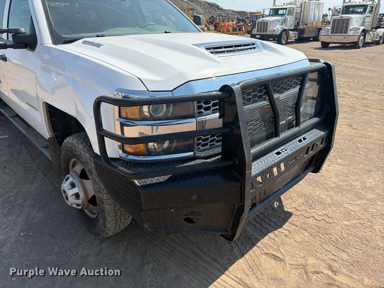 image for item FM7585 2019 Chevrolet Silverado 3500HD Crew Cab flatbed pickup truck