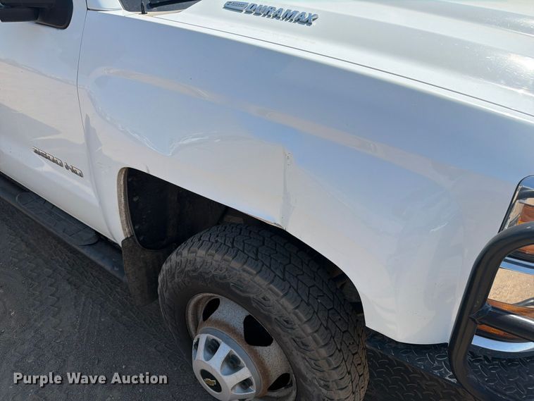 image for item FM7585 2019 Chevrolet Silverado 3500HD Crew Cab flatbed pickup truck