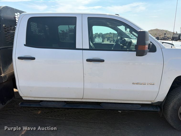 image for item FM7585 2019 Chevrolet Silverado 3500HD Crew Cab flatbed pickup truck