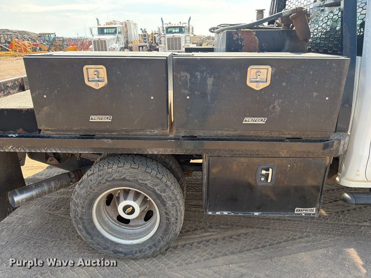 image for item FM7585 2019 Chevrolet Silverado 3500HD Crew Cab flatbed pickup truck
