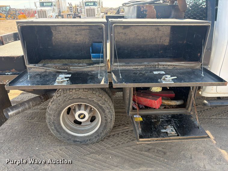image for item FM7585 2019 Chevrolet Silverado 3500HD Crew Cab flatbed pickup truck