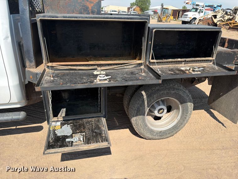 image for item FM7585 2019 Chevrolet Silverado 3500HD Crew Cab flatbed pickup truck