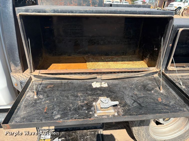 image for item FM7585 2019 Chevrolet Silverado 3500HD Crew Cab flatbed pickup truck
