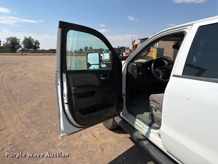 image for item FM7585 2019 Chevrolet Silverado 3500HD Crew Cab flatbed pickup truck