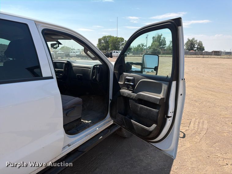 image for item FM7585 2019 Chevrolet Silverado 3500HD Crew Cab flatbed pickup truck