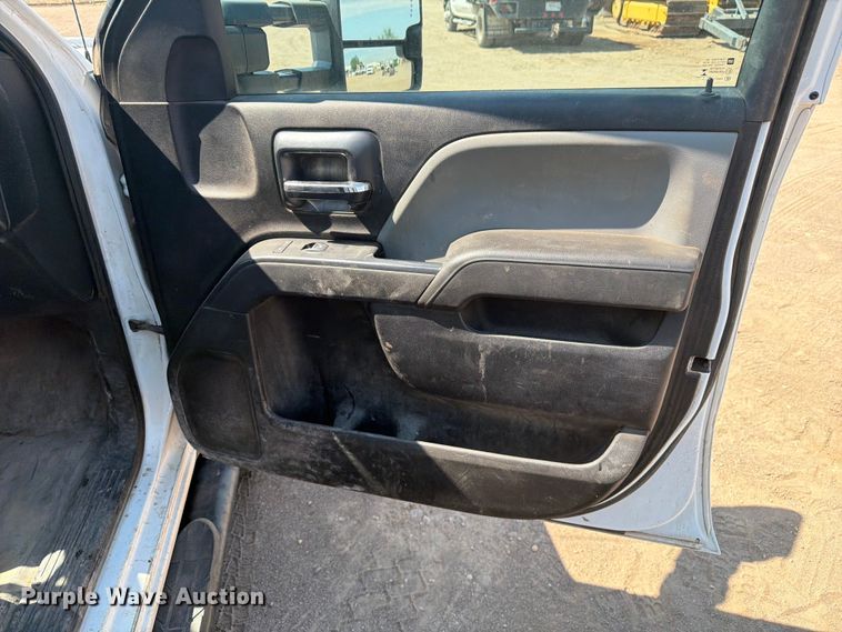 image for item FM7585 2019 Chevrolet Silverado 3500HD Crew Cab flatbed pickup truck