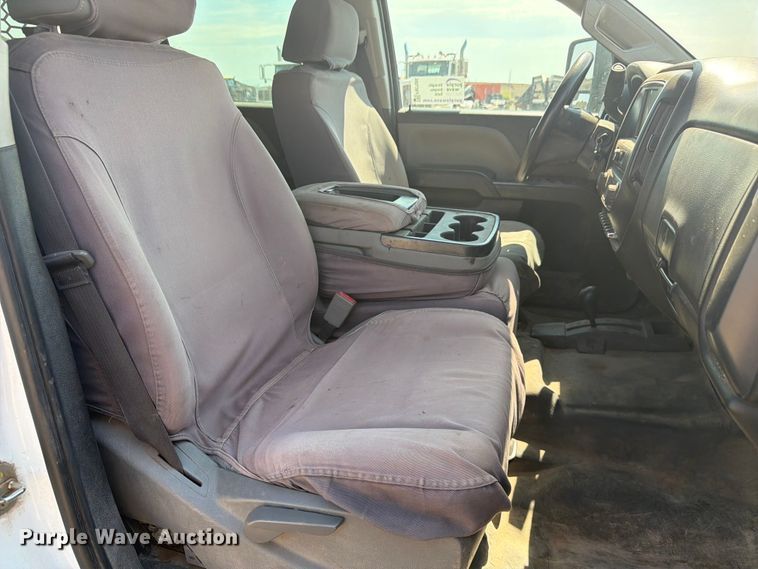 image for item FM7585 2019 Chevrolet Silverado 3500HD Crew Cab flatbed pickup truck