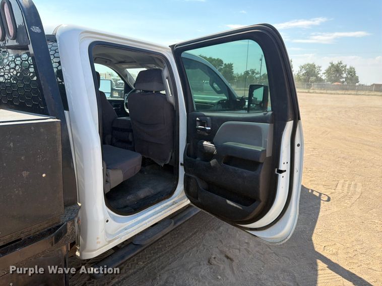 image for item FM7585 2019 Chevrolet Silverado 3500HD Crew Cab flatbed pickup truck