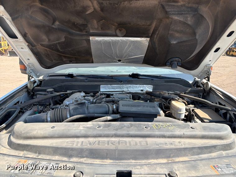 image for item FM7585 2019 Chevrolet Silverado 3500HD Crew Cab flatbed pickup truck