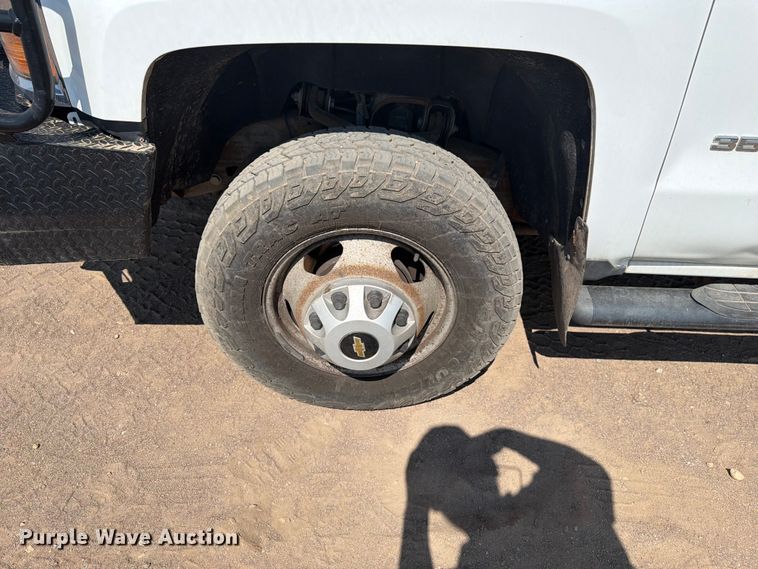 image for item FM7585 2019 Chevrolet Silverado 3500HD Crew Cab flatbed pickup truck