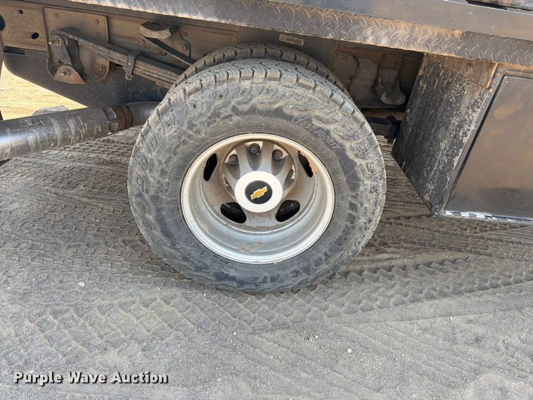 image for item FM7585 2019 Chevrolet Silverado 3500HD Crew Cab flatbed pickup truck