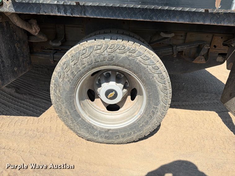 image for item FM7585 2019 Chevrolet Silverado 3500HD Crew Cab flatbed pickup truck