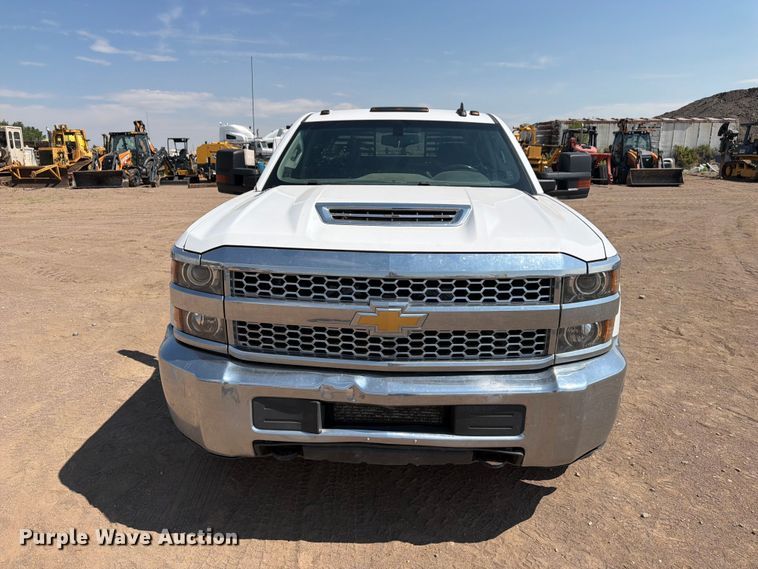 image for item FM7586 2019 Chevrolet Silverado 3500HD Crew Cab flatbed pickup truck
