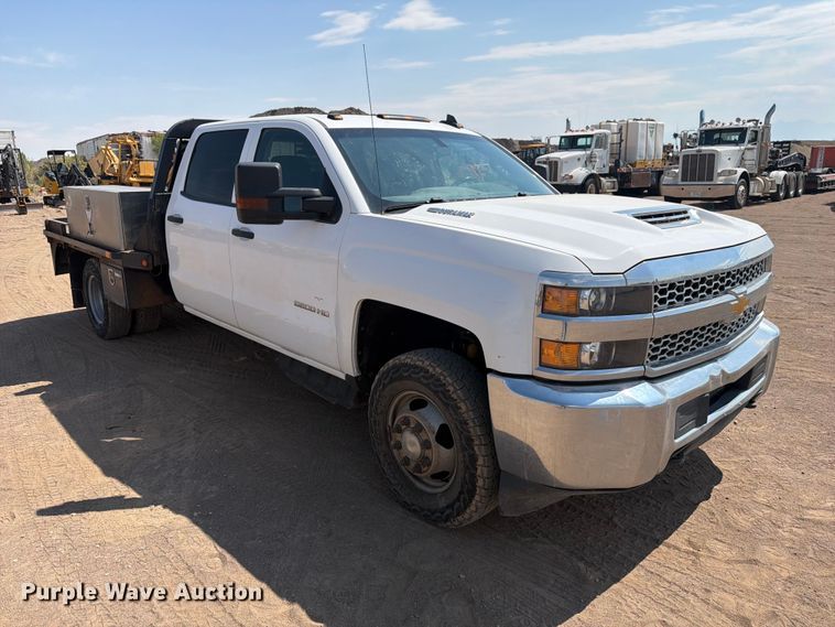 image for item FM7586 2019 Chevrolet Silverado 3500HD Crew Cab flatbed pickup truck