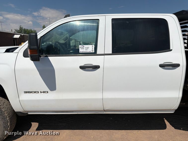 image for item FM7586 2019 Chevrolet Silverado 3500HD Crew Cab flatbed pickup truck