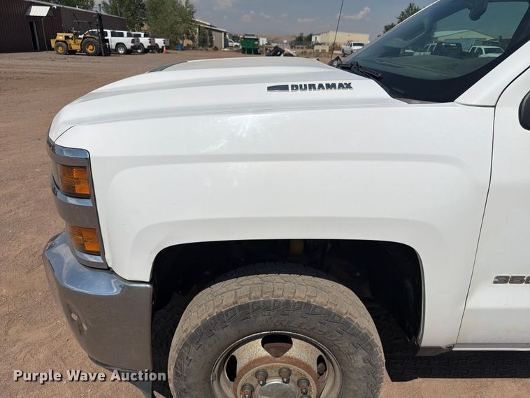 image for item FM7586 2019 Chevrolet Silverado 3500HD Crew Cab flatbed pickup truck