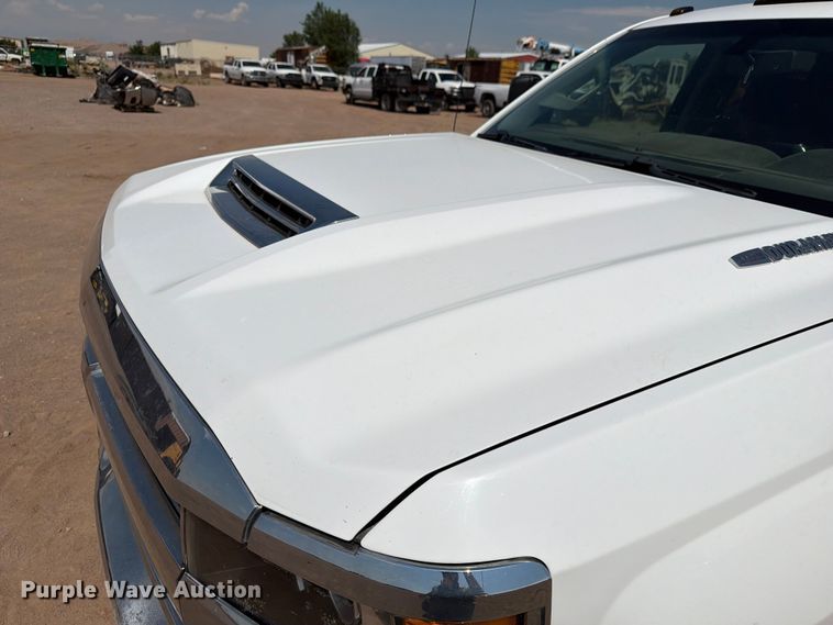 image for item FM7586 2019 Chevrolet Silverado 3500HD Crew Cab flatbed pickup truck